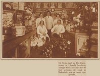 873579 Groepsportret van het personeel van de firma Anth. de Ru, in koloniale waren en comestibles (Damstraat 7) te ...